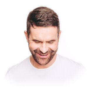 Patrick Oliver, Foto: Chris Gonz großes Portrait, Blick nach unten